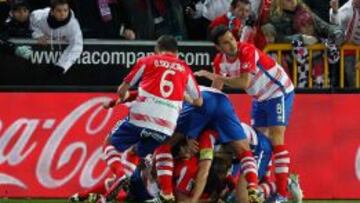 La alegría de los jugadores del granada festejando el gol ante el Real Madrid.
