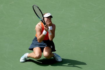 Andreeva celebra su victoria sobre Sabalenka.