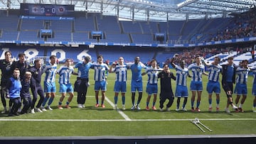 Los jugadores del Fabril celebran la victoria ante el Ourense y el ascenso a Primera RFEF.
