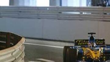 <b>FELIZ.</b> El piloto asturiano se encuentra feliz ante su 50º Gran Premio de Fórmula 1, que disputará este fin de semana en Japón.