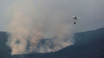 GRAFAND2063. ESTEPONA (M&Aacute;LAGA), 10/09/2021.- Un helic&oacute;ptero del INFOCA sobrevuela la zona afectada por el fuego del incendio de Sierra Bermeja, que afecta a la localidad de Estepona y que ha obligado a desalojar a m&aacute;s de 1000 vecinos 