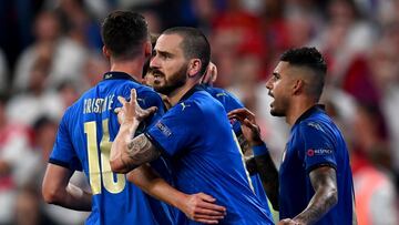 Leonardo Bonucci celebra con Bryan Cristante y Emerson el gol ante Inglaterra. 