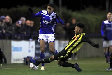 Jude Bellingham ingresó a los 8 años en la academía del Birmingham Citiy. Destacaba tantísimo que siempre jugaba en categorías superiores a las que le correspondía por edad. Con 14 años debutó en el equipo sub 18 del conjunto blue y con 15 años en el sub 23.