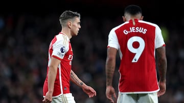 El Arsenal no pudo recuperar el liderato de la Premier League después de perder en casa ante el West Ham de Edson Álvarez. Estas son las claves.