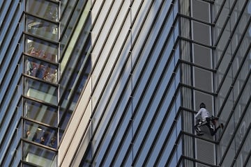 El escalador urbano francés Alain Robert, también conocido como "Spider-Man", sube a Heron Tower, 110 Bishopsgate, en el centro de Londres, la torre más alta de la ciudad de Londres.