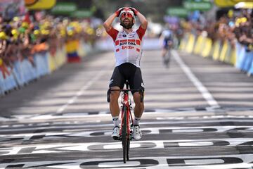 El ciclista belga Thomas De Gendt se fugó desde la salida y estuvo escapado 200 kilómetros hasta la victoria. 