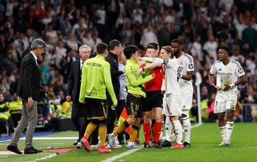La dura entrada del jugador de la Real Sociedad provocó una tangana sobre el césped del Bernabéu entre los jugadores de ambos equipos. A Modric le vio encararse con el jugador japonés, Kubo.