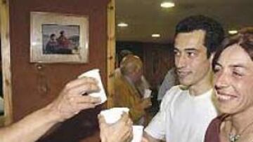 <b>BRINDIS.</B> La esposa de Pauner, Mila Sotés, ha celebrado la buena noticia en la sede de Montañeros de Aragón.