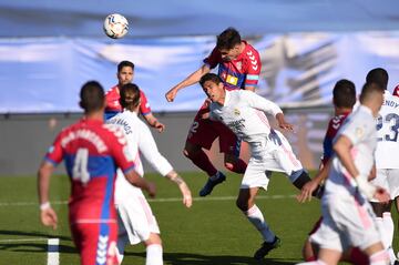 ¡¡MARCA DANI CALVO!! ¡Lanzamiento de esquina que recibe el central muy solo en el segundo palo y remata de cabeza con potencia para batir a Courtois! Pegó en el larguero y después botó dentro.