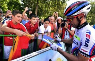 Purito Rodriguez firmando autógrafos al inicio de la la sexta etapa.