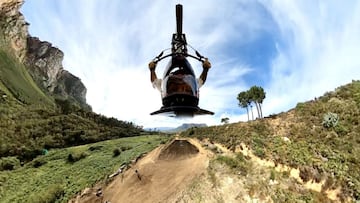 Bienvenido Aguado tirando un backflip en POV durante el Darkfest 2023 en Stellenbosch, Sudáfrica, en abril del 2023.