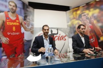 José Manuel Calderón junto al presidente de la Federación de baloncesto Jorge Garbajosa.