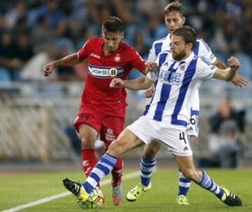 Asier Illarramendi lucha un bal¨®n con el paraguayo Hern¨¢n P¨¦rez.