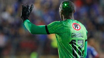 Futbol, Universidad de Chile vs Union La Calera.
Fecha 7 Campeonato nacional 2023.
El arquero de Union La Calera Omar Carabali, recibe una luz laser durante el partido por primera division disputado en el estadio Santan Laura.
Santiago, Chile.
02/03/2023
Dragomir Yankovic/Photosport
Football, Universidad de Chile vs Union La Calera.
7 th, National Championship 2023 .
Union La Calera's goalkeeper receiver light laser during first division match at Santa Laura stadium in Santiago, Chile.
02/03/2023
Dragomir Yankovic/Photosport