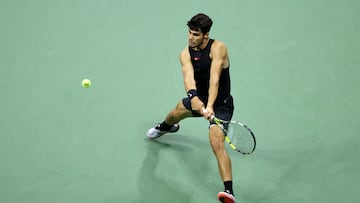 NEW YORK, NEW YORK - AUGUST 29: Carlos Alcaraz of Spain returns a shot against Botic van De Zandschulp of the Netherlands during their Men's Singles Second Round match on Day Four of the 2024 US Open at USTA Billie Jean King National Tennis Center on August 29, 2024 in the Flushing neighborhood of the Queens borough of New York City. Luke Hales/Getty Images/AFP (Photo by Luke Hales / GETTY IMAGES NORTH AMERICA / Getty Images via AFP)