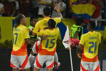 La Selección Colombia goleó 3-0 a Bolivia en el estadio Metropolitano y selló su paso a la Copa del Mundo 2026. Anotaron James, Jhon Córdoba y Juanfer Quintero.