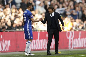 El delantero internacional español terminó la temporada 2016/17 con un título de Premier bajo el brazo, siendo además, el máximo goleador del Chelsea. En sus vacaciones recibió un mensaje de su entrenador, Antonio Conte de que no contaba con él para la próxima temporada y Costa comunicó al club que no volvería a entrenar a las órdenes del técnico italiano, y que si no contaban con él que sólo quería ser traspasado al Atlético de Madrid. El problema del club rojiblanco es que arrastraba una sanción que le impedía fichar en el mercado estival de 2017 y el Chelsea buscó una venta a algún equipo de la Superliga China y Costa amenazó con denunciar al club. Finalmente fue traspasado al Atlético por 65 millones de euros debutando en enero de 2018.