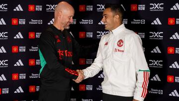 Erik ten Hag, entrenador del Manchester United, estrecha la mano de Sergio Reguilón en su presentación.