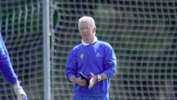 <b>PREOCUPACIÓN. </b>Víctor Espárrago tiene que revertir el delicado momento que atraviesa la plantilla.