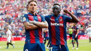 Roger Mart&iacute;, delantero del Levante UD, celebra un gol ante el Valencia CF
 