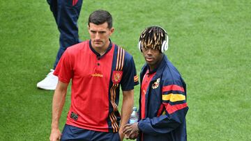 Spain's defender #05 Daniel Vivian (L) and Spain's midfielder #17 Nico Williams arrives on the pitch ahead of the UEFA Euro 2024 quarter-final football match between Spain and Germany at the Stuttgart Arena in Stuttgart on July 5, 2024. (Photo by MIGUEL MEDINA / AFP)