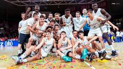 El equipo j&uacute;nior del Real Madrid celebra el triunfo en el torneo de M&uacute;nich.