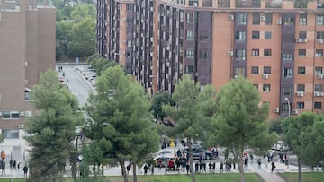 Varias personas se concentran alrededor del lugar de los hechos mientras la Policía Municipal y Nacional se encuentran en la zona hasta la llegada del juez, que procederá al levantamiento del cadáver, a 3 de noviembre de 2022, en Madrid (España). El suceso ha ocurrido sobre las 12:40 horas en el barrio madrileño de Orcasitas, donde el niño ha caído desde una gran altura a un patio interior. Como consecuencia del impacto, el niño ha fallecido en el acto, por lo que los sanitarios del Samur-Protección Civil que han llegado al lugar solo han podido confirmar el fallecimiento.
03 NOVIEMBRE 2022;SUCESOS;MADRID;ACCIDENTE
Cézaro De Luca / Europa Press
03/11/2022