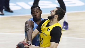 Mirotic trata de anotar ante Juan Palacios.