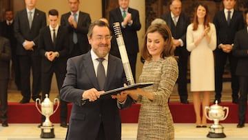 Doña Letizia entrega a Carballeda el Premio Nacional del Deporte.