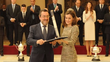 Do&ntilde;a Letizia entrega a Carballeda el Premio Nacional del Deporte.