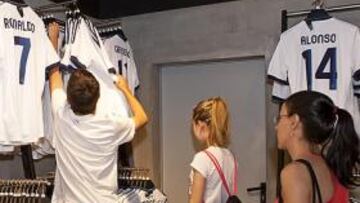 La afición, con las nuevas camisetas.