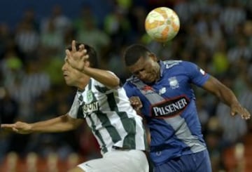 Ecuador's Emelec  player Jorge Guaga (R) vies for the ball with Colombia's Atletico Nacional  player Pablo Velazquez during their Copa Libertadores football match at the Atanasio Girardot stadium in Medellin, Antioquia department, Colombia, on May 14, 2015. AFP PHOTO / RAUL ARBOLEDA