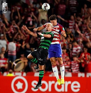 Miguel Rubio pelea un balón aéreo con Matheus,