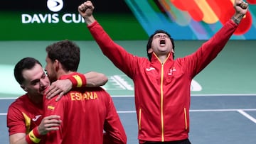 Jaume Munar celebra el triunfo de Marcel Granollers y Pedro Martínez en Bolonia, con Pablo Carreño en la piña.