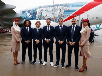 Los jugadores del Real Madrid Marcelo, Modric, Sergio Ramos, Bale y Benzema posan antes de subir al avión. 