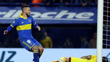 Boca Juniors' forward Dario Benedetto (L) scores against Lanus during the Argentine Professional Football League Tournament 2023 match between Boca Juniors and Lanus at La Bombonera stadium in Buenos Aires, on June 10, 2023. (Photo by ALEJANDRO PAGNI / AFP)