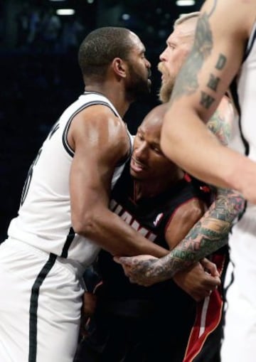 Alan Anderson lucha con Ray Allen.