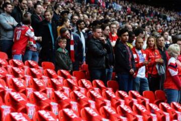 96 pañuelos de Liverpool colocados para  recordar a los que perdieron la vida hace 25 años en el desastre de Hillsborough. Antes de la semifinal de la FA Cup entre el Wigan Athletic y el Arsenal en el estadio de Wembley el 12 de abril de 2014 en Londres, Inglaterra.