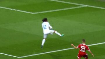 Penalti por mano de Marcelo que el árbitro no señaló
