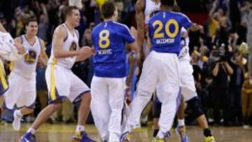 Iguodala celebra con sus compa&ntilde;eros la canasta del triunfo ante los Thunder.