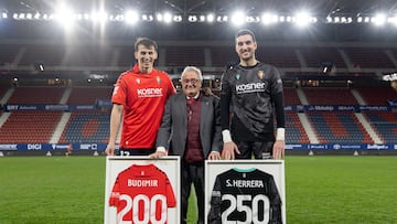 Budimir y Herrera posan con Sabalza tras recibir el obsequio del club.