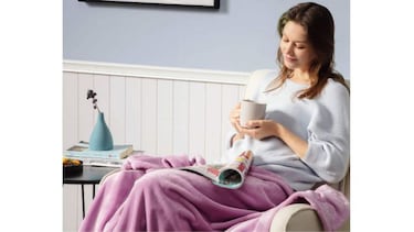 Esta manta suave para el sofá se vende en 14 colores en Amazon