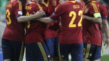 TRIUNFO. Illarra, Alberto Moreno, Morata e Isco, con la Sub-21.