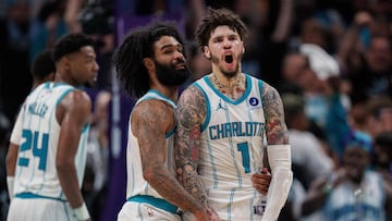 LaMelo Ball, felicitado por Coby White durante el partido que los Hornets ganaron a los Heat.