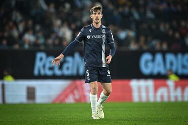 Fue el jefe de la defensa de la Real en el Villamarín. Supo contener a Ayoze y reducir las diabluras del turco Fekir. A sus 30 años, Aritz Elustondo está atravesando una magnífica madurez.