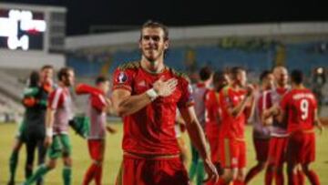 Gareth Bale celebra con los aficionados galeses la victoria.