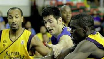 <b>SÓLIDO. </b>Triguero pelea un rebote con Savané. Norris mira.