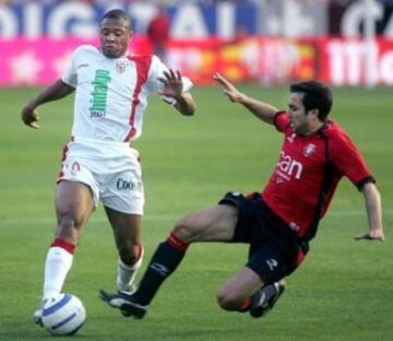 Julio Baptista llegó a Sevilla donde se hizo un nombre en el fútbol europeo. Su juego, su potencia, su verticalidad... le llevaron al Madrid, pero como otros sevillistas, no llegaría a cuajar. Su mejor recuerdo madridista: un golazo al Barcelona en el Camp Nou en diciembre de 2007...