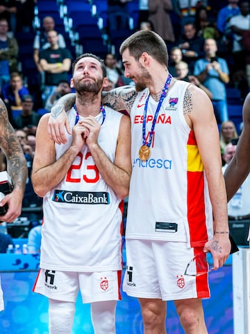 Juancho Hernangómez rodea con su brazo a Rudy Fernández tras ganar el Eurobasket 2022.