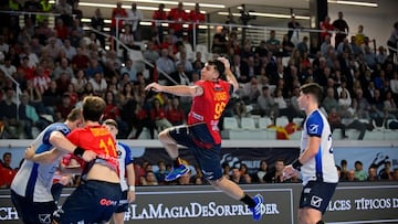 El pivote Javi Rodríguez en un contraataque.